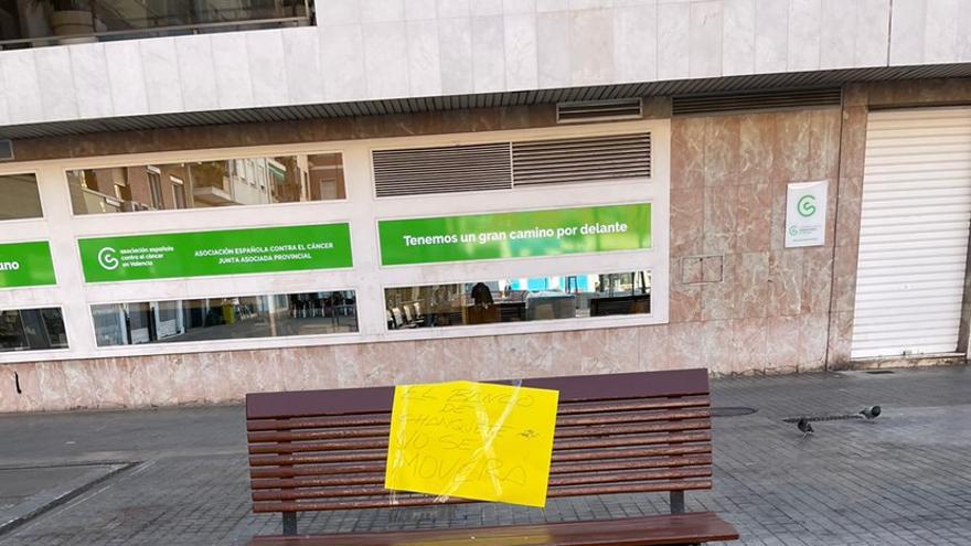 La plaza Polo de Bernabé aparece con carteles en sus bancos
