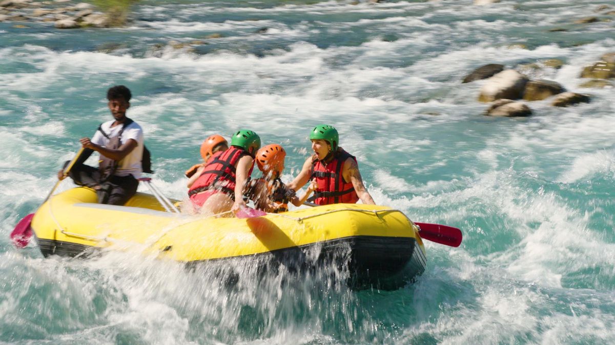 Nur Diego und Jenna haben wirklich Spaß am Rafting.