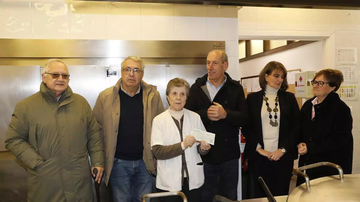 El lado más solidario de los taxistas: donan 4.850 euros para la Cocina Económica