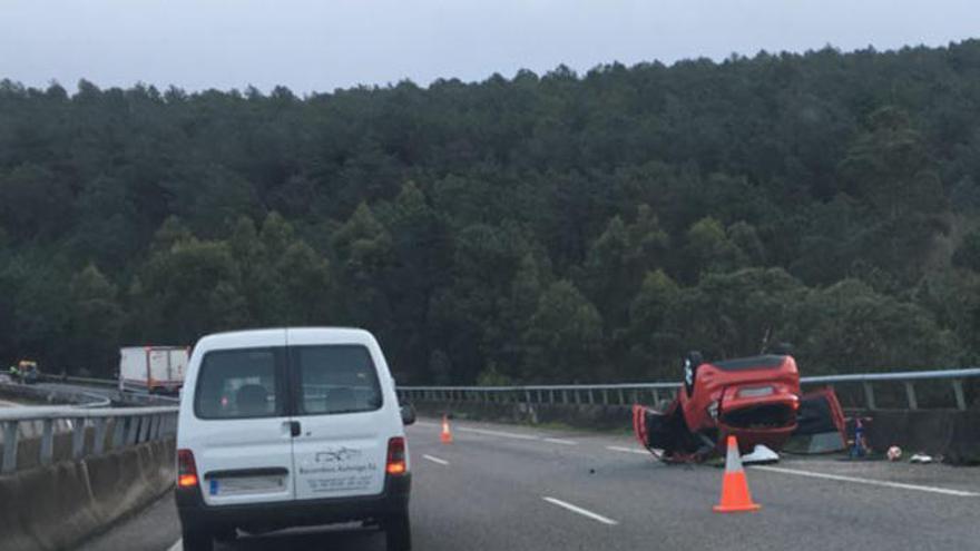 Coche volcado esta mañana en la VG 20. // FdV