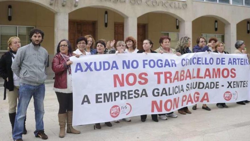 Trabajadoras del servicio de ayuda en el hogar de Arteixo durante una protesta en 2012.