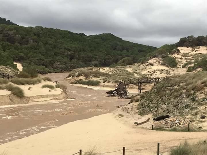 Cortada la carretera de Cala Mesquida por el desbordamiento de un torrente