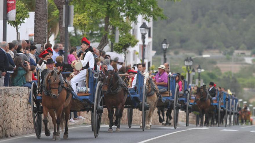 El desfile de carros constituyó una vez más el principal atractivo de la jornada.