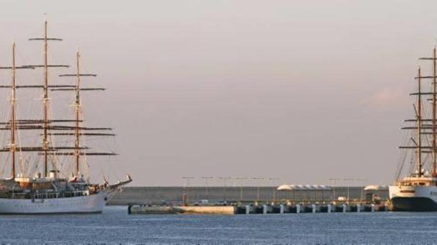 Die beiden ungleichen Schwestern im Hafen von Palma.