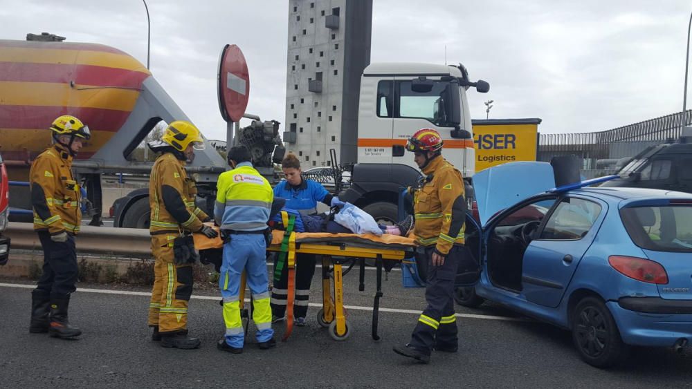 Un herido en la colisión de un camión y un coche junto a la rotonda de Can Blau