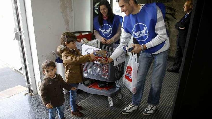 Entrega de alimentos ayer a cambio de entradas.  // Jose Lores