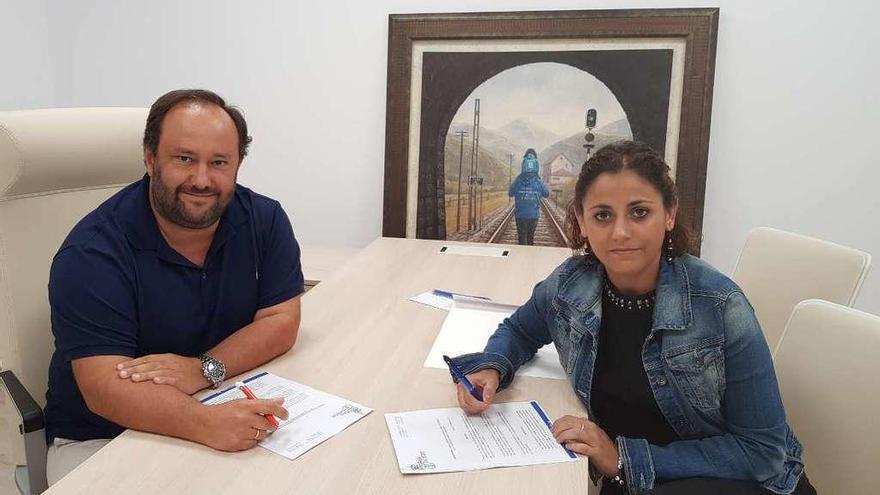 Jorge Menéndez Vallina, presidente del Oviedo, y Beatriz Álvarez, presidenta del Moderno, firman el acuerdo.