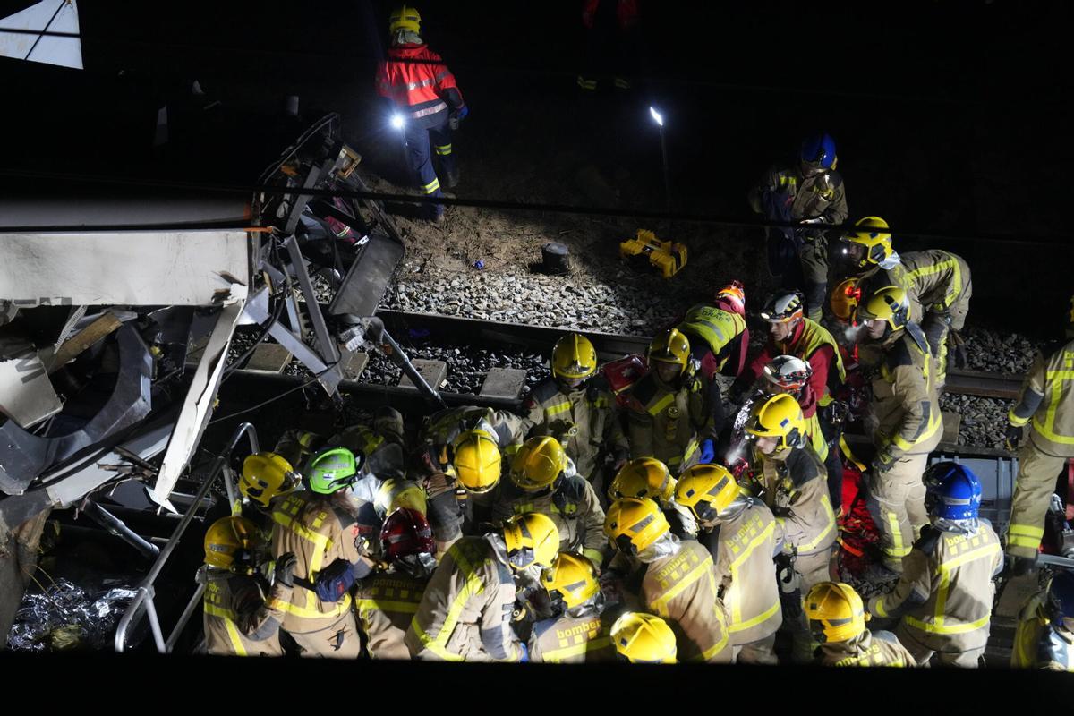 El accidente del tren de rodalies de la R4 en Gelida que ha descarrilado ha provocado un muerto, el maquinista del convoy, y cuatro heridos graves, así como 34 heridos de carácer más leve.
