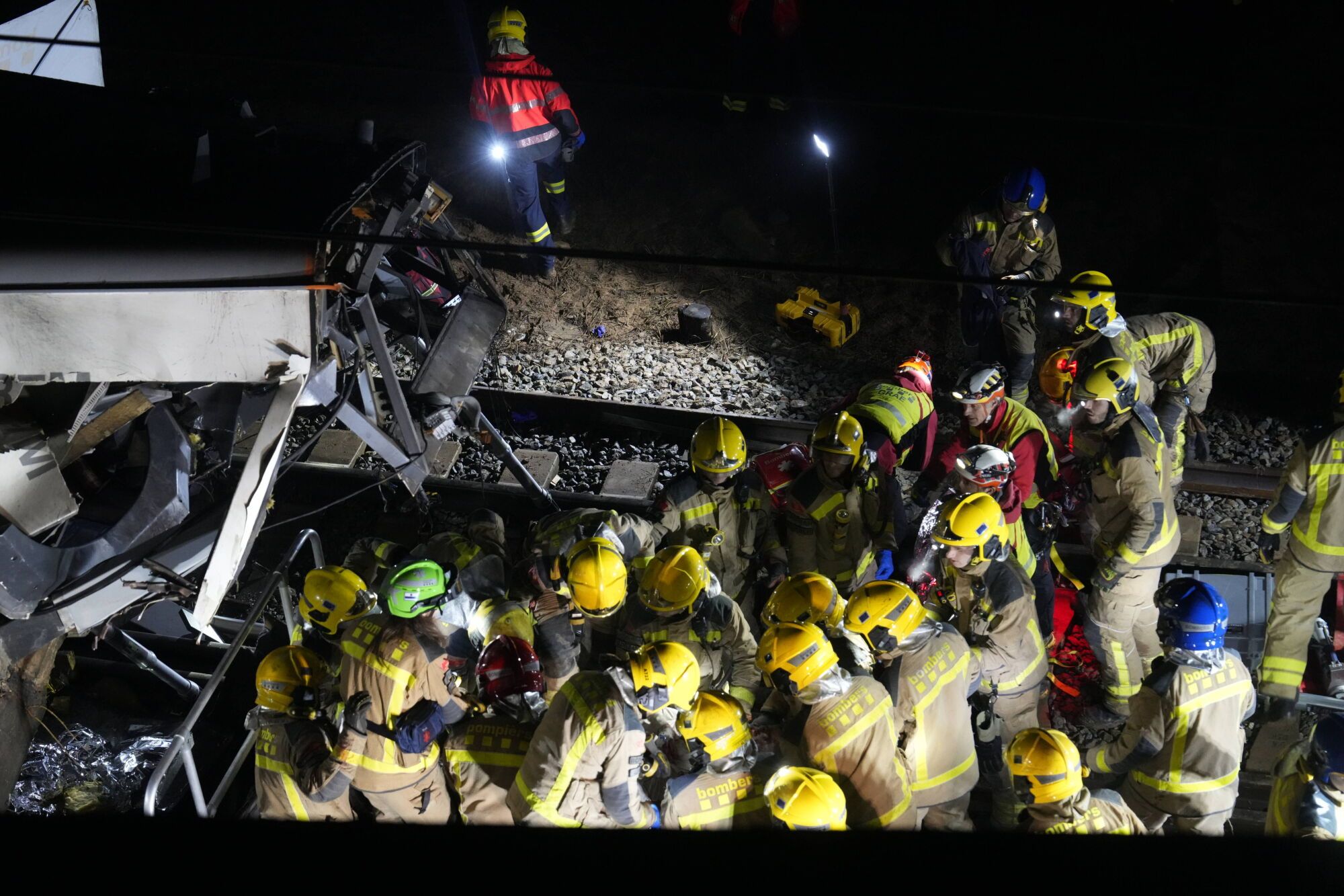El accidente del tren de rodalies de la R4 en Gelida que ha descarrilado ha provocado un muerto, el maquinista del convoy, y cuatro heridos graves, así como 34 heridos de carácer más leve. 
