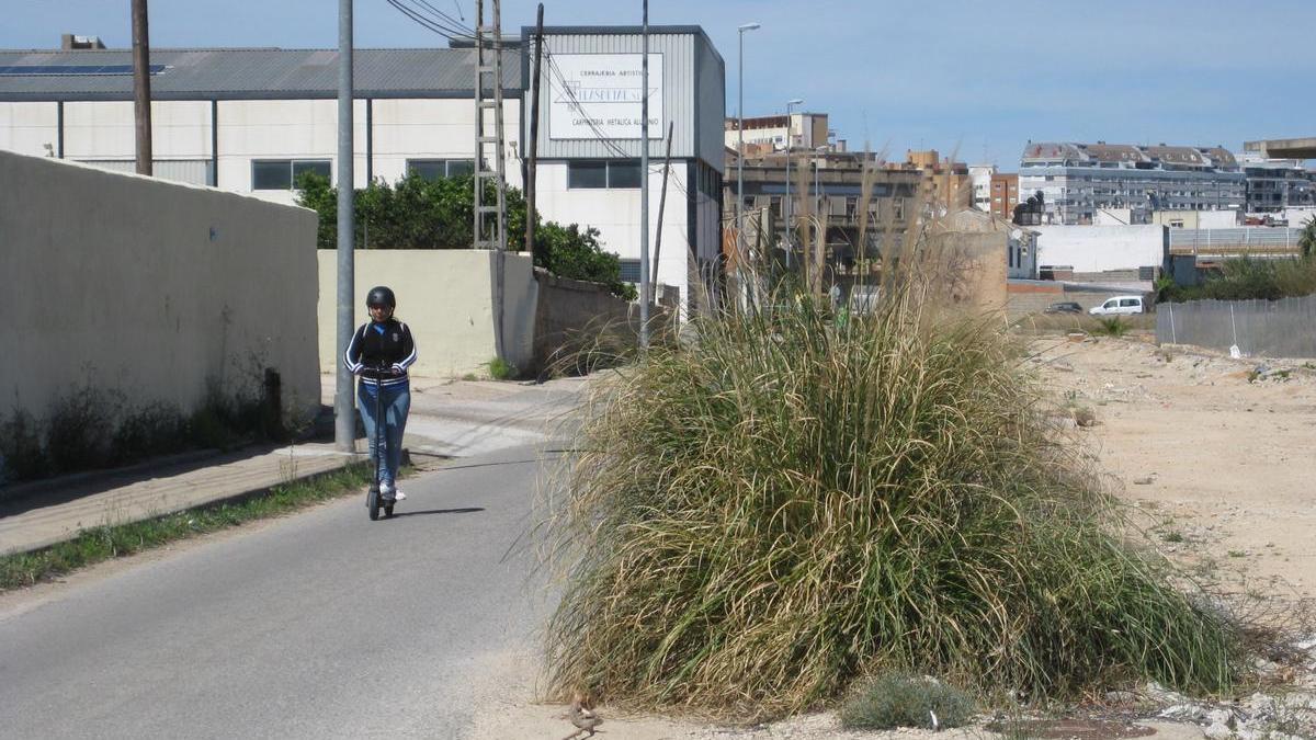 Un patín circula por el Camí Vilella, en una imagen de archivo.