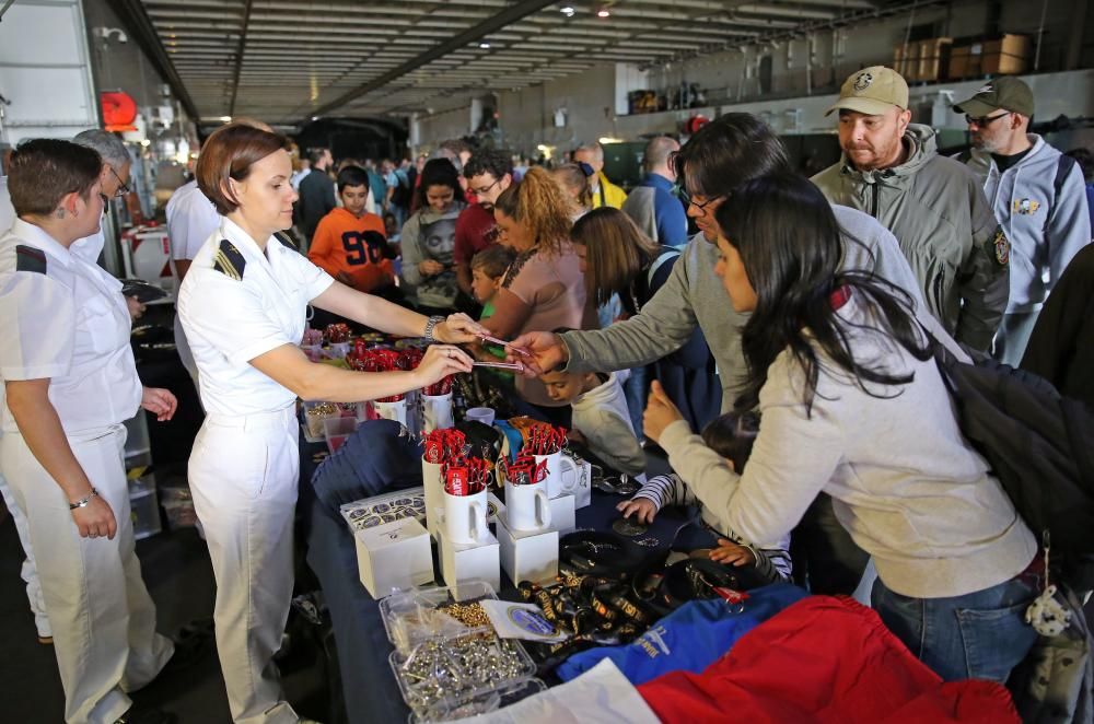 Cientos de personas han subido a bordo del portaeronaves más grande de la Armada española