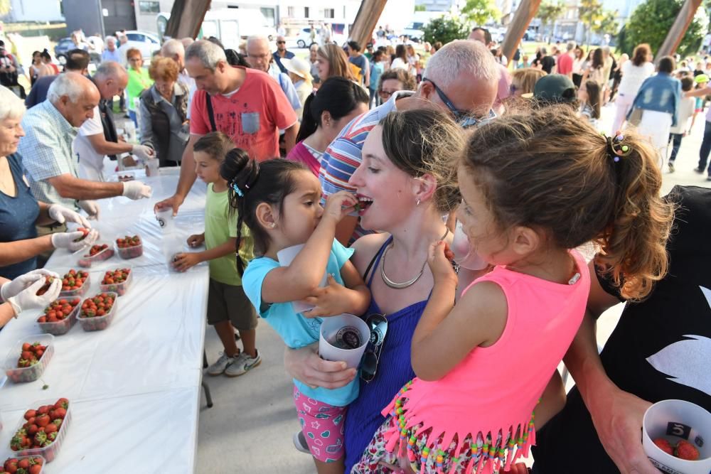 La fiestas del barrio repartieron 100 kilogramos de fruta entre las decenas de personas que disfrutaron de la tarde soleada en el parque.