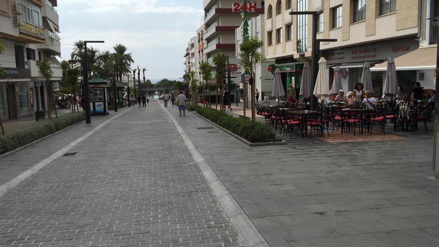 Vecinos transitan por la avenida Marqués del Duero tras su peatonalización.