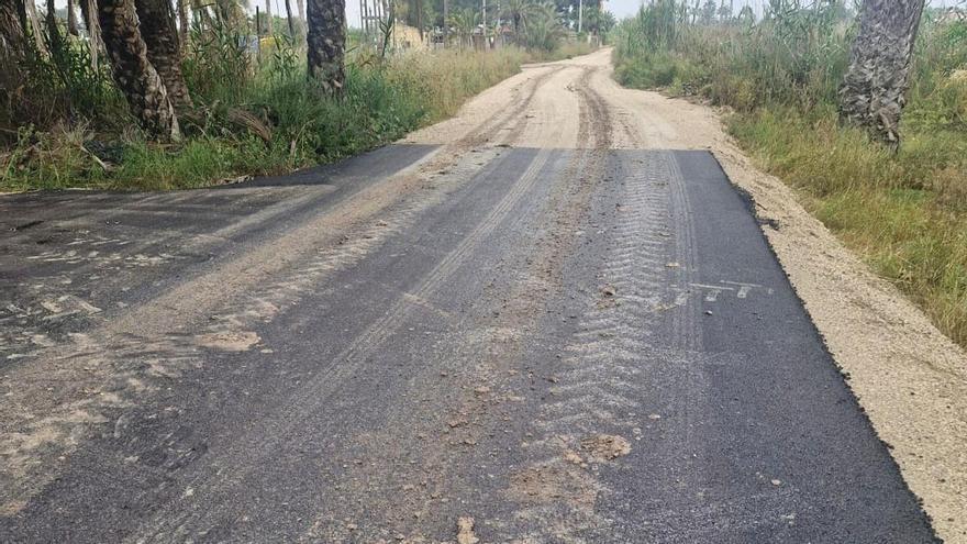 Vecinos denuncian “trato de favor” en el asfaltado del camino del Río Safari de Elche