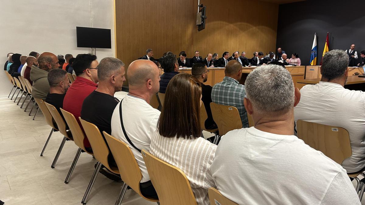 Los acusados, de espaldas, en el juicio celebrado este jueves en la Audiencia Provincial.