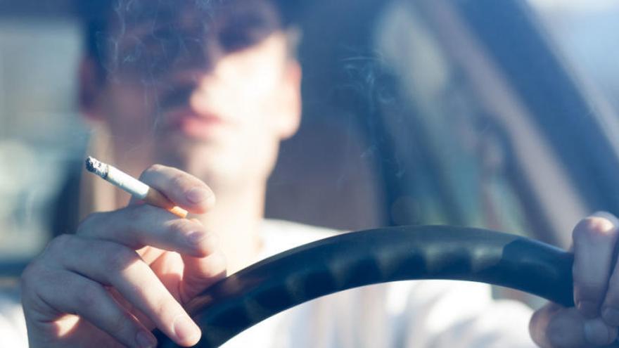 La ministra de Sanitat estudia prohibir fumar als cotxes