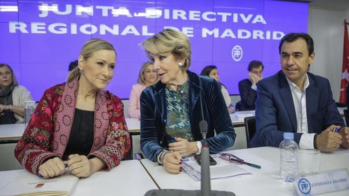 La presidenta del PP de Madrid, Esperanza Aguirre, y otros dirigentes conservadores, este viernes en la junta directiva regional