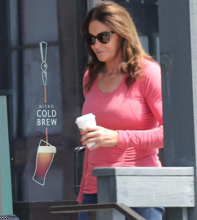 Caitlyn Jenner se toma un solitario café en West Hollywood