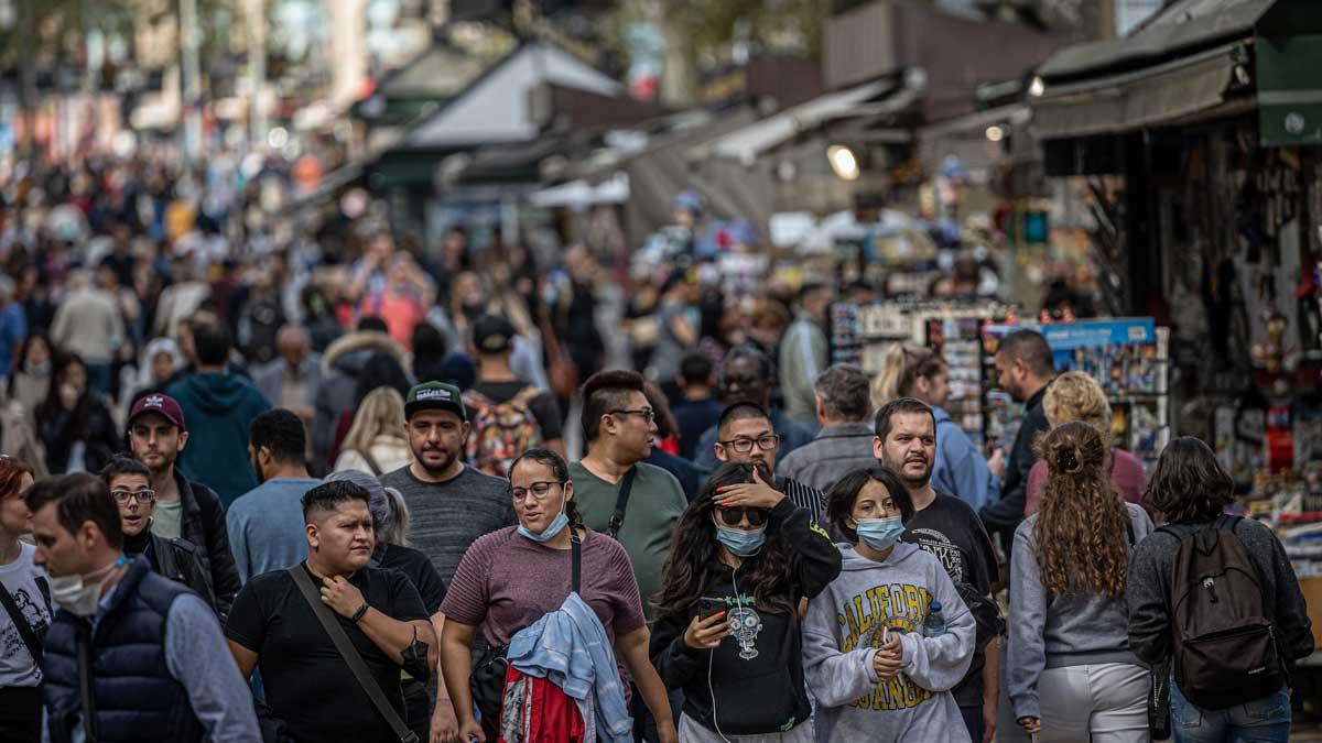 Gente paseando por La Rambla de Barcelona