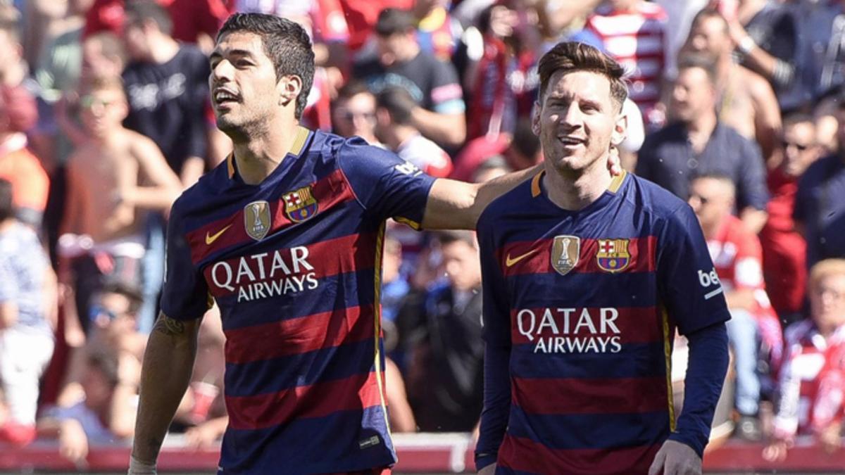 Luis Suárez y Leo Messi celebran uno de los goles del Barça en Granada