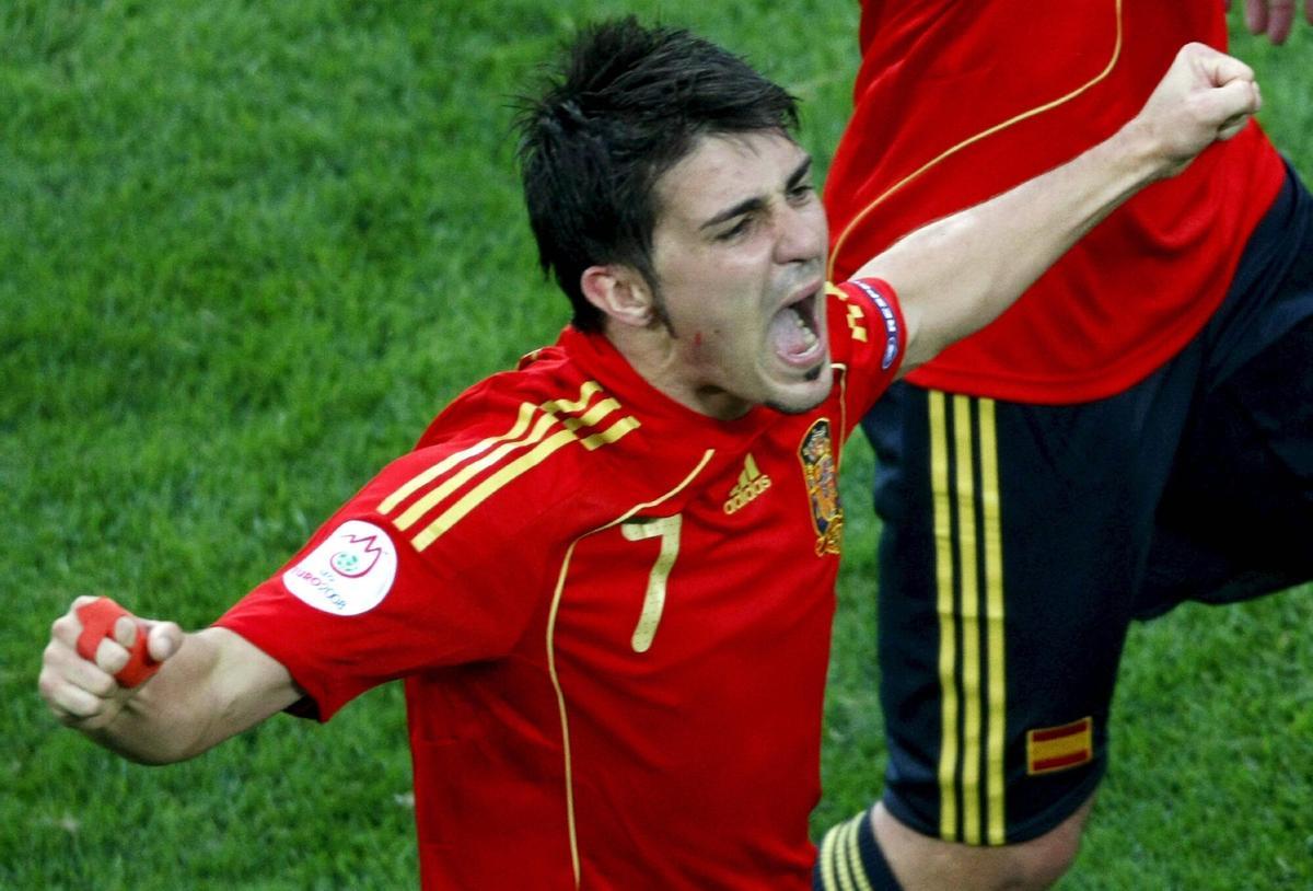 El delantero español David Villa celebra la consecución del 2-1 contra Suecia durante el partido del Grupo D de la Eurocopa 2008 de fútbol entre las selecciones de Suecia y España hoy sábado 14 de junio de 2008 en el estadio Tivoli de Innsbruck, Austria. ATENCIÓN: OBLIGATORIO SEGUIR LAS RESTRICCIONES DE LA UEFA RELATIVAS AL USO DE ESTAS FOTOGRAFÍAS EN EXPOSICIONES DE DIAPOSITIVAS. PROHIBIDO SU USO EN DISPOSITIVOS MÓVILES. | FUTBOL EUROCOPA 2008 | ESPAÑA SUECIA | SELECCION ESPAÑOLA SUECA