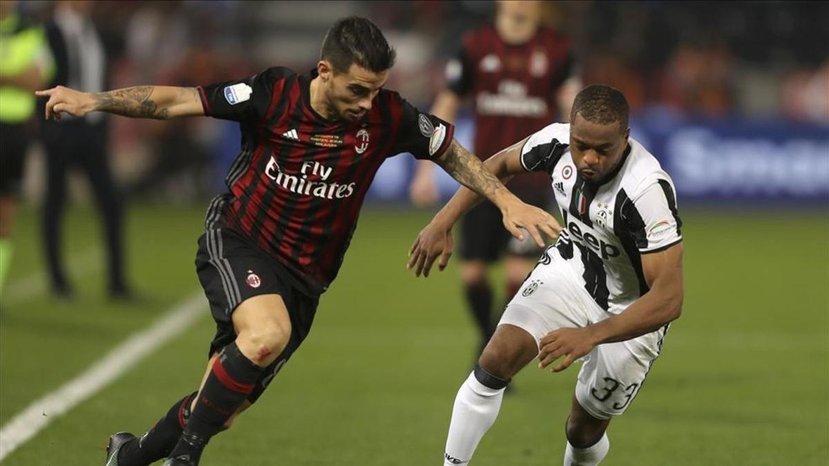 Suso intenta de desbordar a Evra