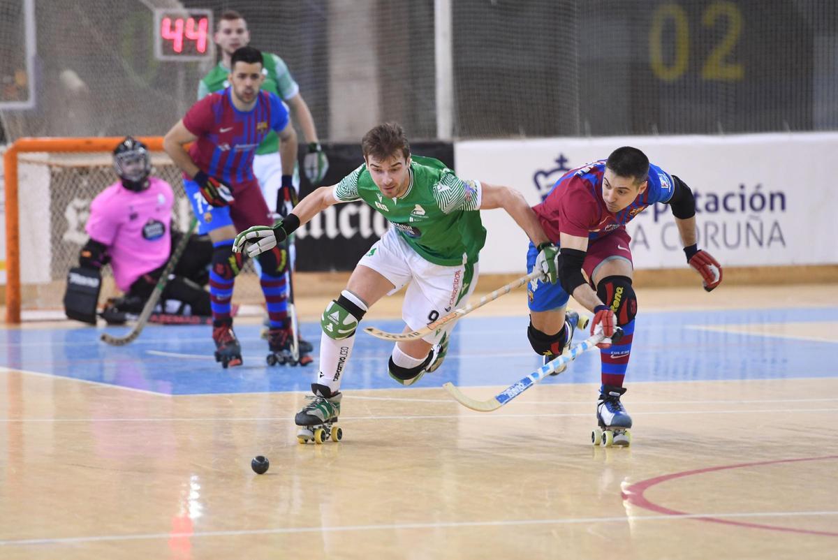 Marc Grau pugna con Matías Pascual durante un partido de la temporada 2021-22