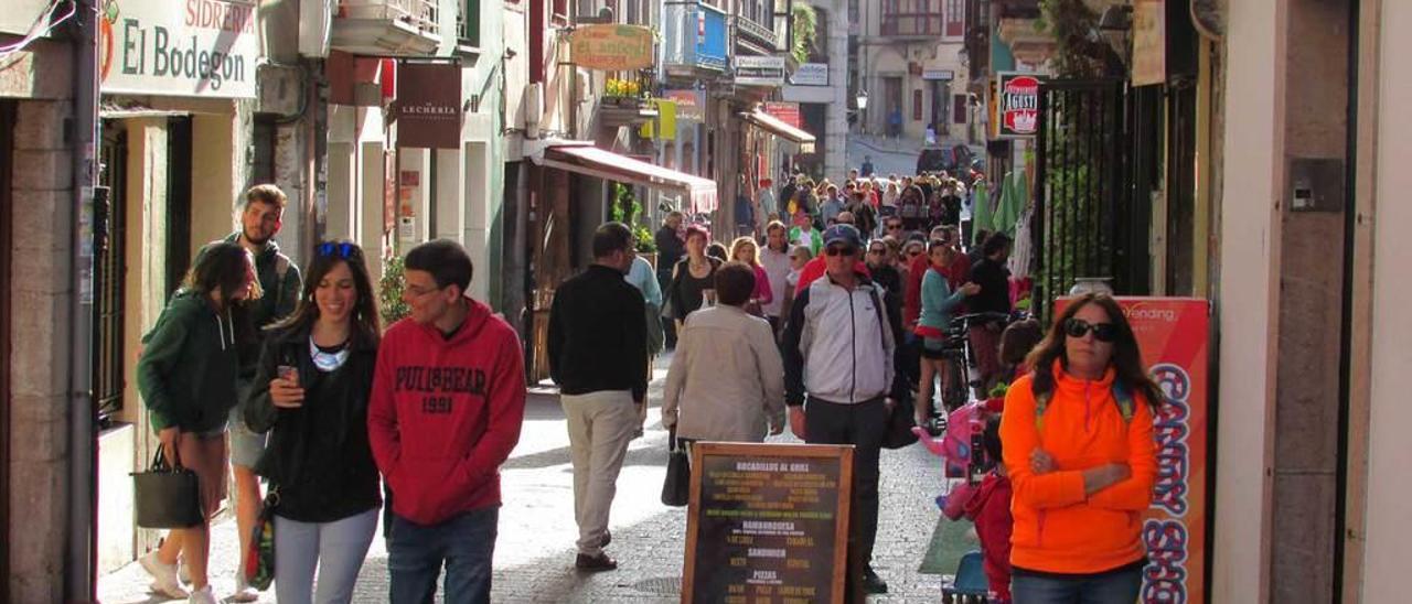 La calle Mayor de Llanes, el día de Jueves Santo.