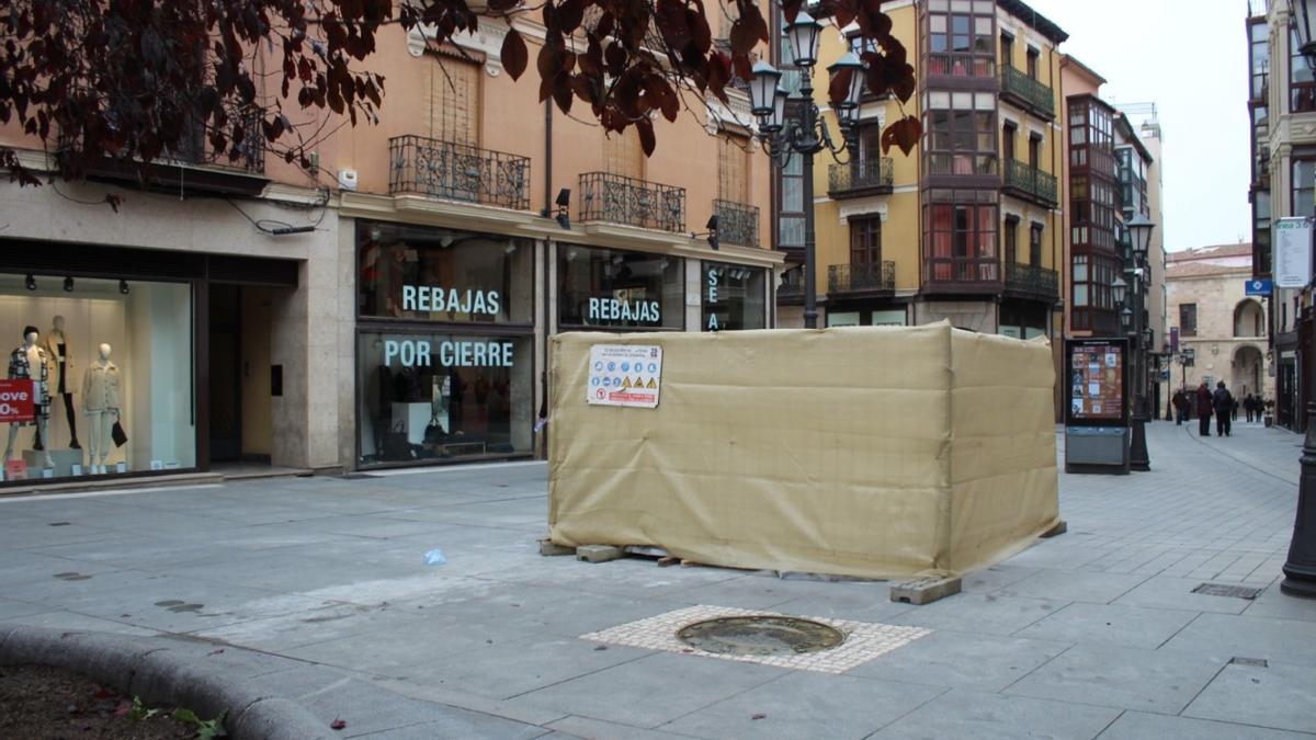 Colocación de la peana en la que será instalada la obra de Eduardo Barrón en la Plaza Sagasta