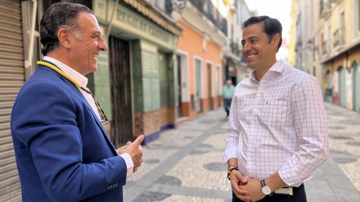 Alejandro Vélez y Juan Antonio Morales en la calle san Juan, esta mañana.