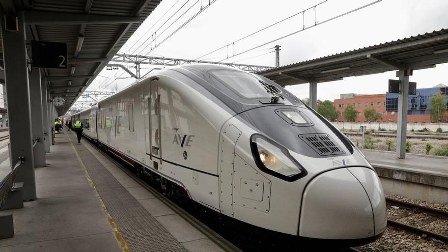 El AVE no atrae más turistas a Asturias y la subvención para la conexión de avión con Londres es rentable: una investigación "cum laude" advierte del "efecto sifón" en el tren
