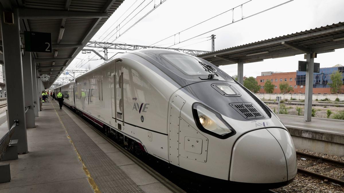 Un tren AVE en Gijón.