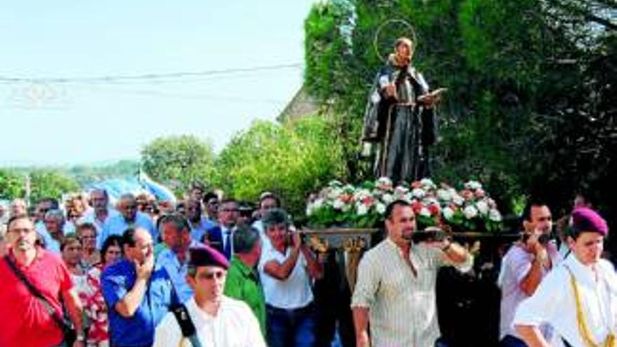 Cientos de vecinos festejan la romería en honor a San Pedro