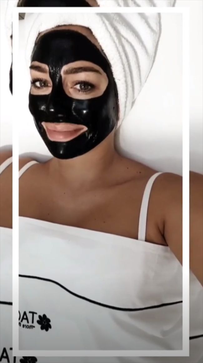 Blanca Suárez con mascarilla negra de carbón