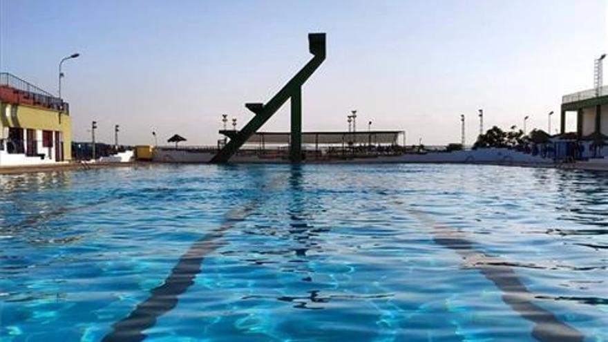 El alcalde considera «prioritario» que se arregle la piscina de verano