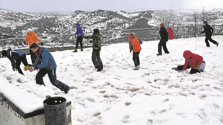 La nieve deja carreteras cortadas, niños sin clase y coches atrapados