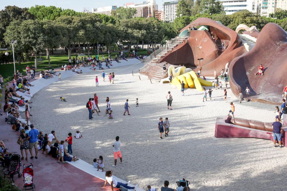 Actividades en el jardín del Túria, el antiguo cauce del río en València.