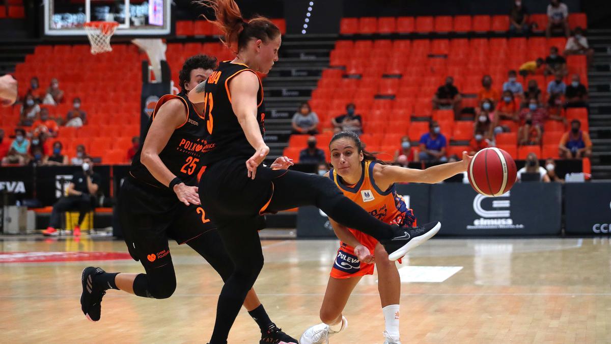 Partido del Trofeu Ciutat de València entre el Valencia Basket y el MKS Polkowice