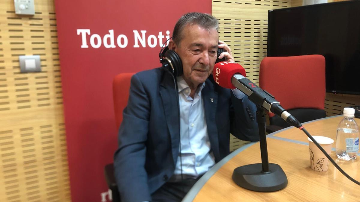Paulino Rivero en Radio Nacional, durante la entrevista.