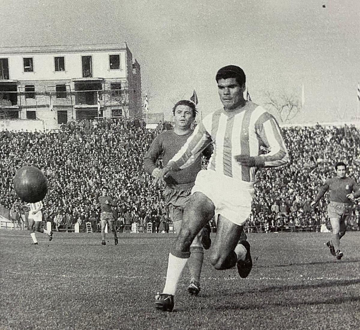 Mingorance protege el esférico en una acción ante Puskas.