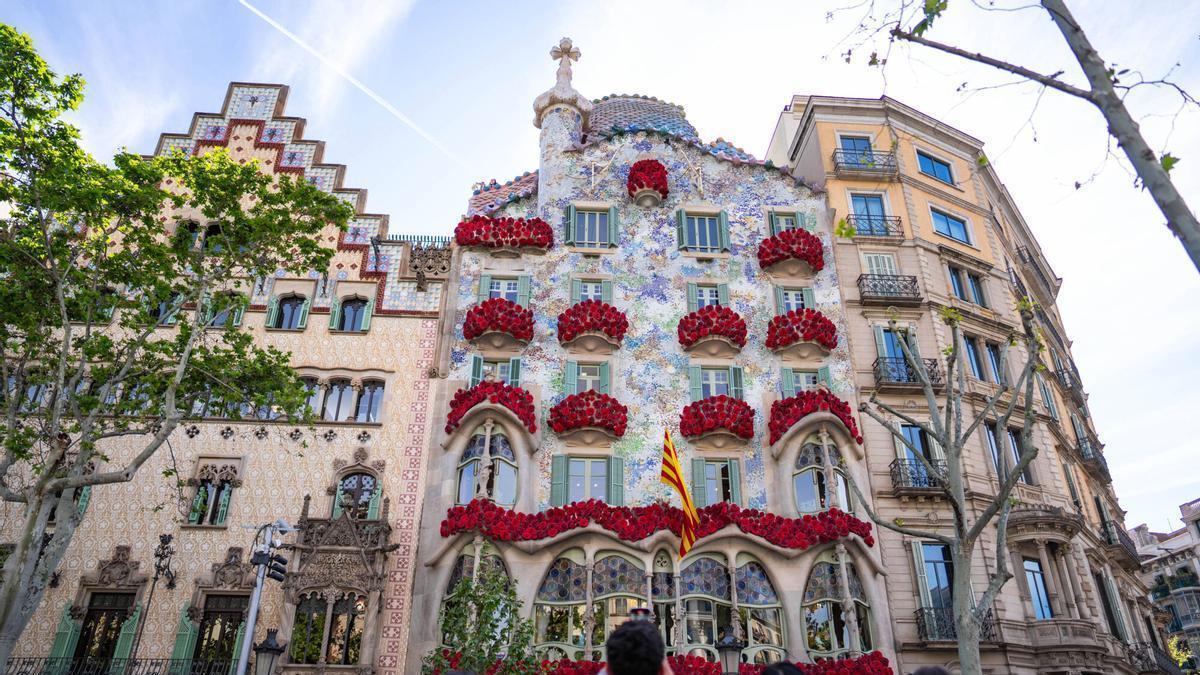 La Casa Batlló decordada con rosas por Sant Jordi.