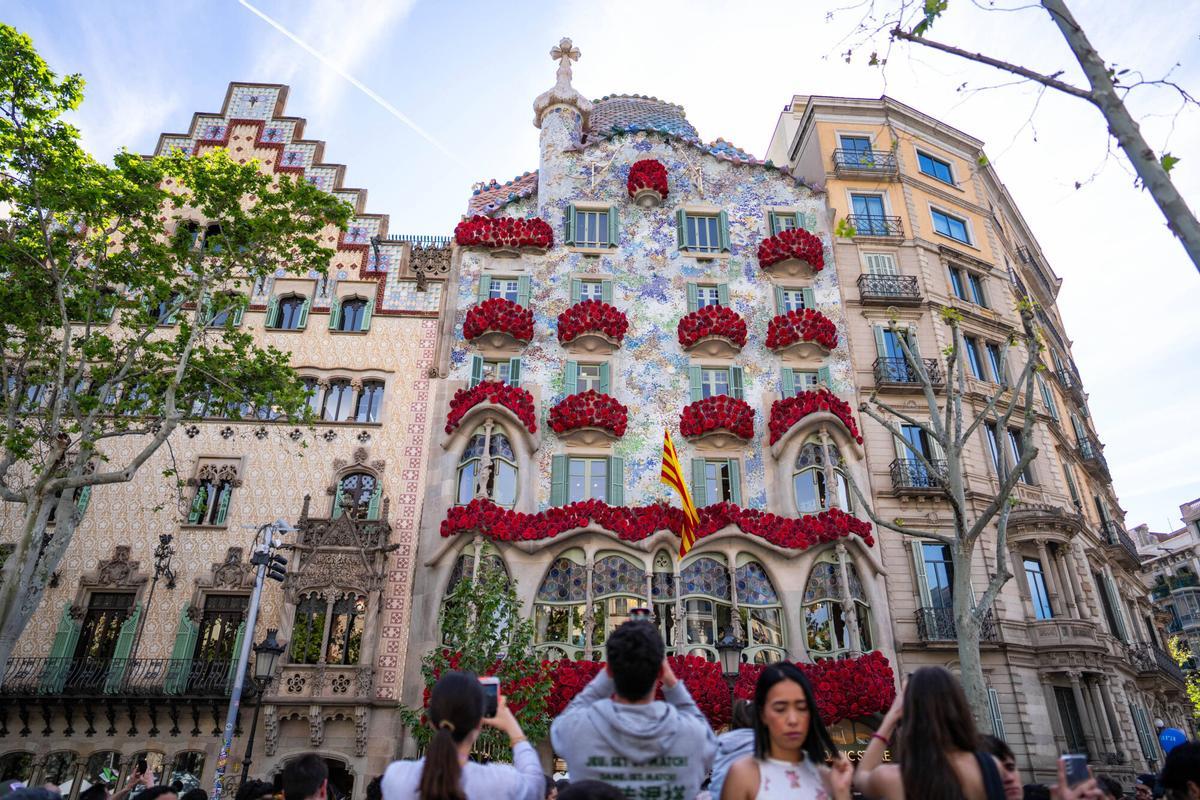 La Casa Batlló decordada con rosas por Sant Jordi.