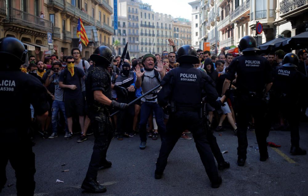 Choques entre independentistas y mossos en Barcelona