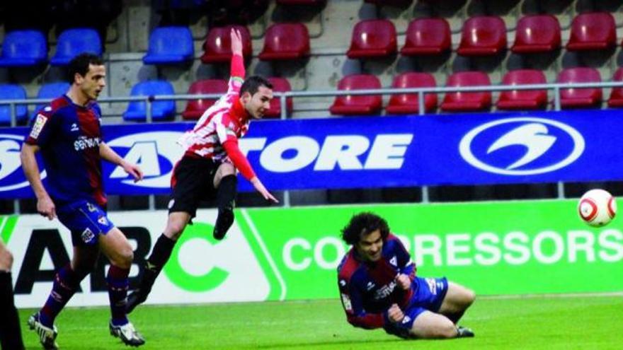 David Ferreiro ejecuta un disparo en lo que pudo ser la sentencia del Zamora Club de Fútbol antes de la remontada del Eibar.