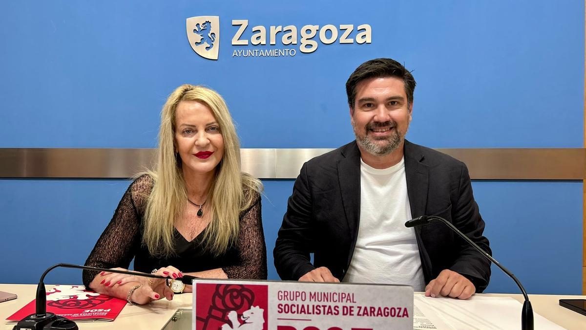 Los concejales socialistas Ros Cihuelo y Horacio Royo, este martes en rueda de prensa.