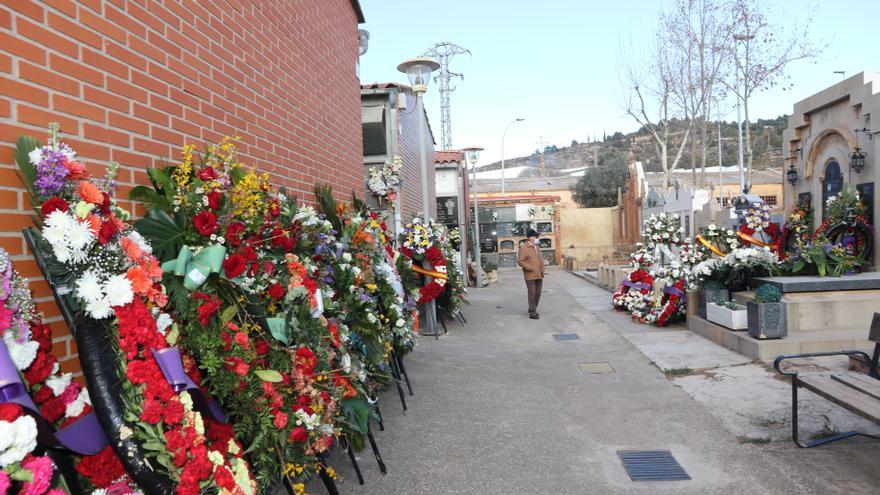 70 coronas de flores para dar el último adiós a Federico Michavila Pallarés en el panteón familiar