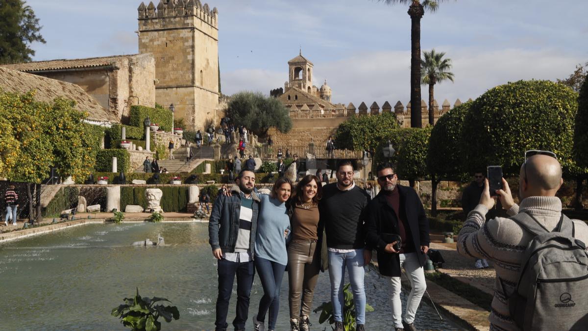 Un grupo de jóvenes se toma una foto en el Alcázar de los Reyes Cristianos.