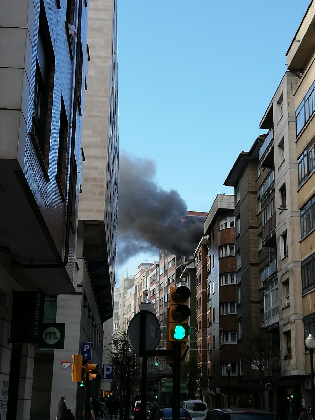 Espectacular incendio de un ático en Gijón