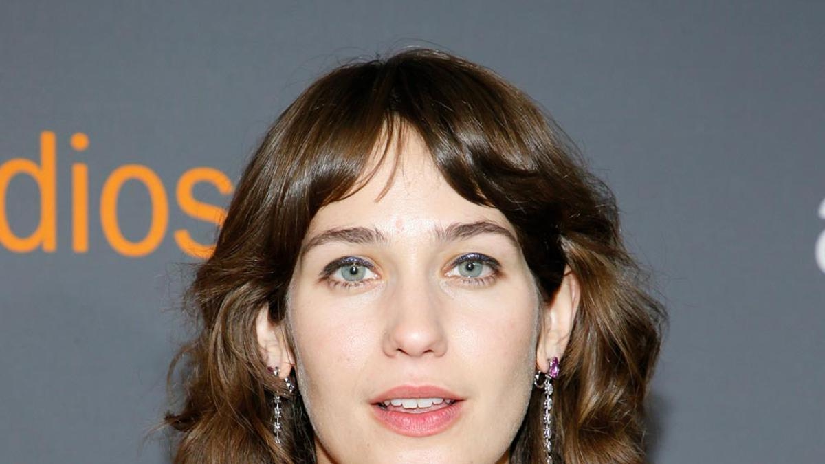 Lola Kirke luce orgullosa sus pelos del sobaco