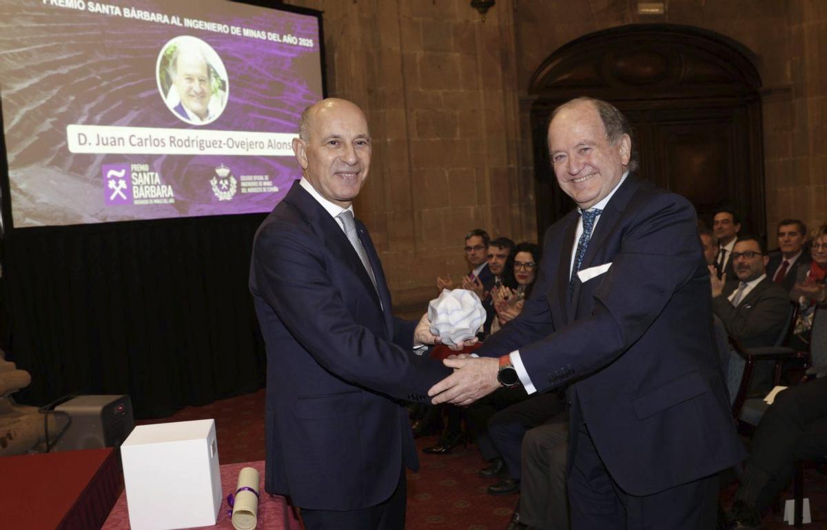 Juan Carlos Rodríguez-Ovejero, a la derecha, recibe el premio de manos del decano del Colegio de Ingenieros de Minas, Juan José Fernández. | IRMA COLLÍN